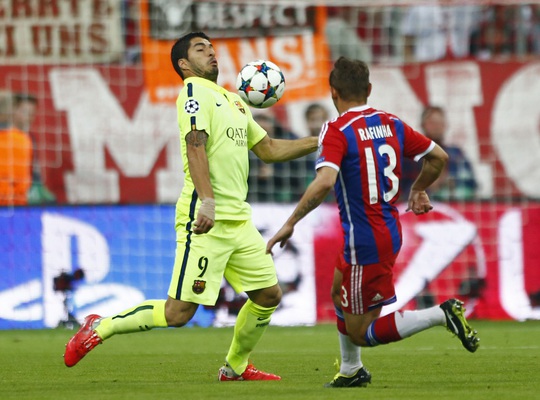 Suarez trong một pha đối đầu với các cầu thủ Bayern Munich