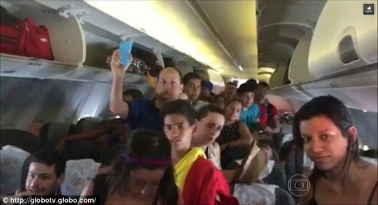 130 hành khách bị mắc kẹt trong máy bay 1 tiếng đồng hồ. Ảnh: Daily Mail