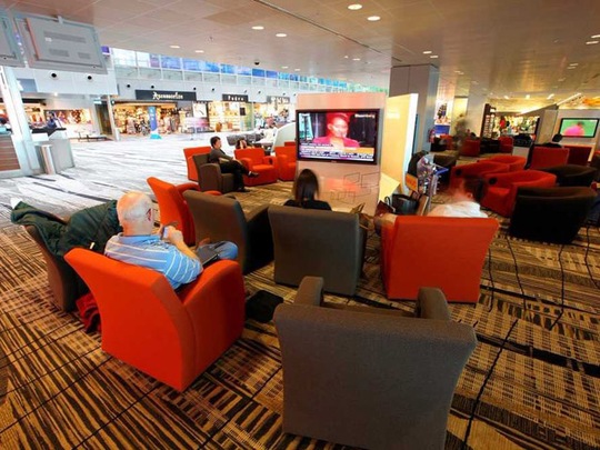 Toàn bộ sân bay được thiết kế giúp con người thoải mái, khiến trải nghiệm bay ít stress. Nhiều khu vực rải những chiếc ghế rất thoải mái này để bạn ngủ, đọc hay xem TV.