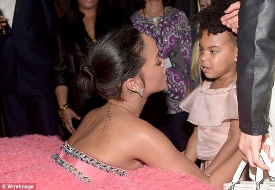 Rihanna ôm bé Blue Ivy con của Beyonce và Jay Z