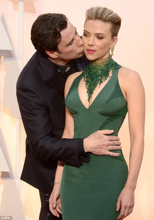 John Travolta hôn Scarlett Johansson trên thảm đỏ