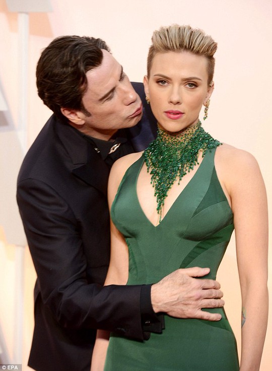 John Travolta hôn Scarlett Johansson 