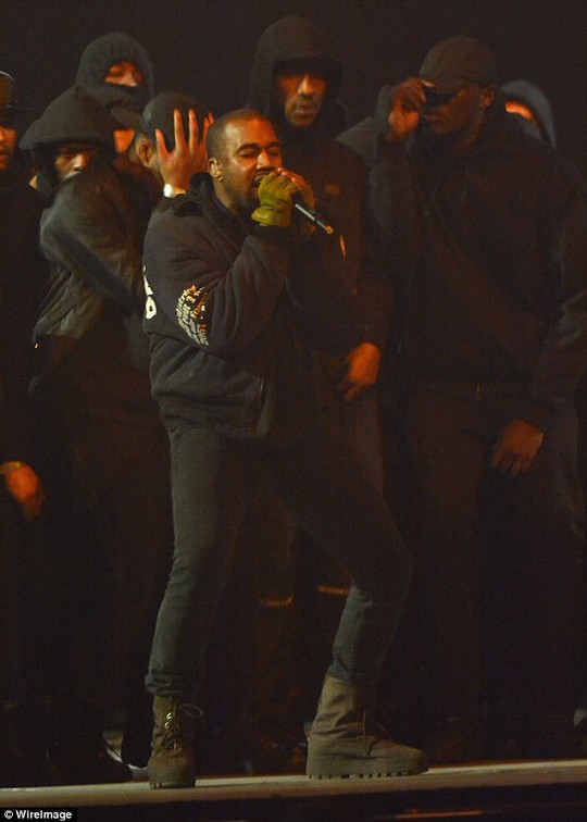 Kanye West trên sân khấu lễ trao giải