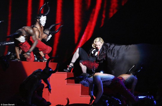 Madonna bị kéo về phía sau