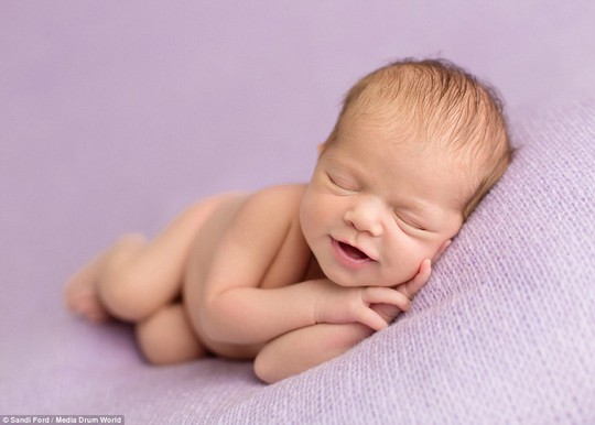 Xin mời chiêm ngưỡng những khoảnh khắc êm đềm khi bé ngủ, hình ảnh đáng yêu này sẽ mang đến cho bạn cảm giác bình yên và tình cảm gia đình.