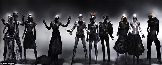 Ảnh hiếm về sô diễn của nhà thiết kế Alexander McQueen