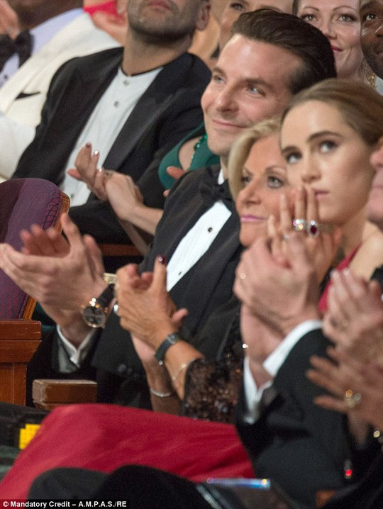 Bà Gloria- mẹ của Bradley Cooper- ngồi giữa cặp đôi tại lễ trao giải Oscar 2014
