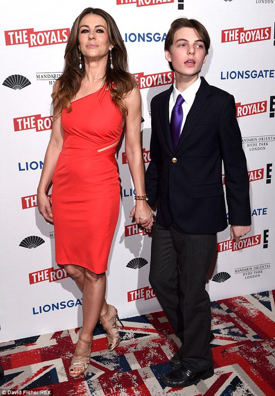 Liz Hurley sánh bước cùng con trai trên thảm đỏ