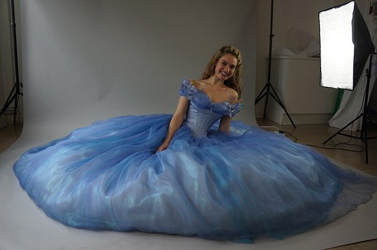 Ý nghĩa váy cưới Cinderella của Chung Thanh Phong  Harpers Bazaar