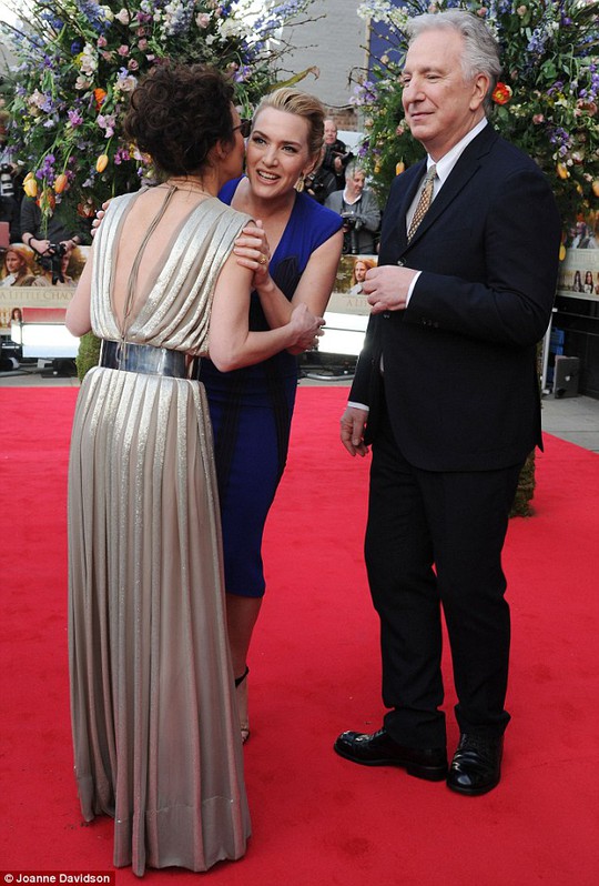 Kate chào Helen McCrory và đạo diễn Alan Rickman