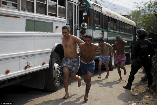 Các tù nhân được chuyển lên xe buýt. Ảnh: Reuters