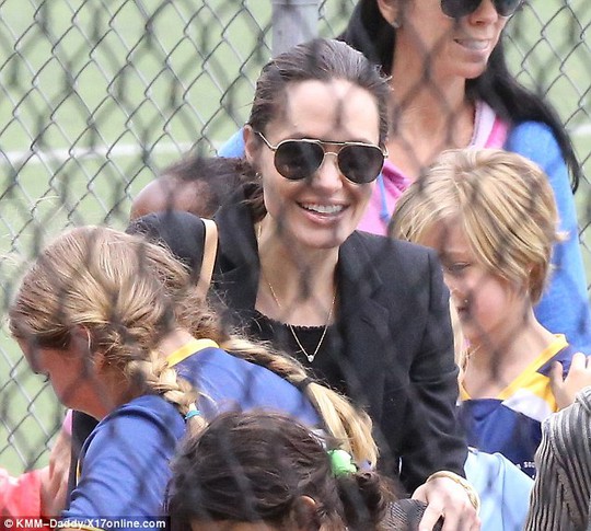 Angelina Jolie và đồng đội của các con gái
