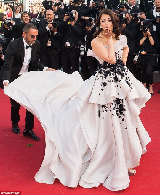 Hoa hậu đẹp nhất thế giới “xúng xính” đầm lớn tại Cannes 68