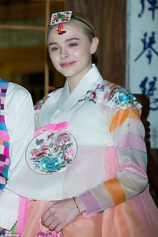 Sao trẻ Chloe Moretz duyên dáng trong Hanbok Hàn Quốc