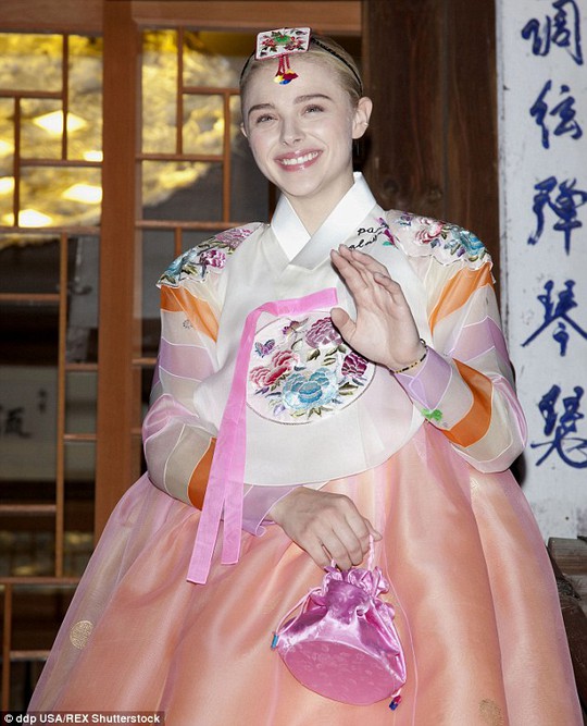 Sao trẻ Chloe Moretz duyên dáng trong Hanbok Hàn Quốc