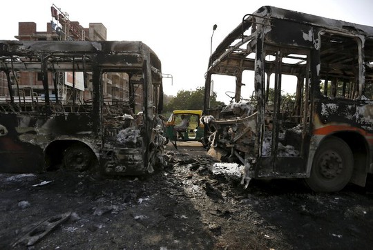 Khoảng 70 xe buýt bị đốt cháy trong cuộc biểu tình bạo lực tại Ấn Độ. Ảnh: Reuters