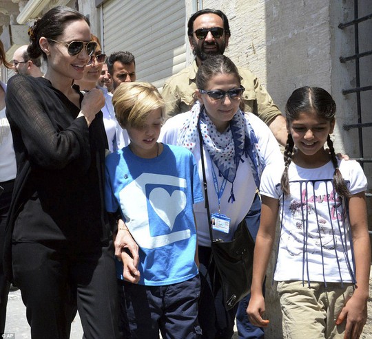Angelina Jolie và con gái thăm trại tị nạn của người Syria