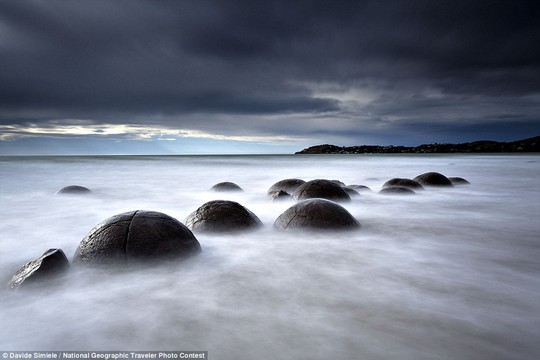 Những tảng đá Moeraki (Moeraki Boulders) ở bờ biển Otago, đảo Nam New Zealand
