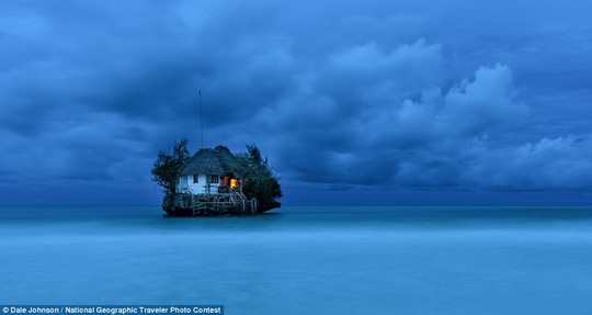 Nhà hàng The Rock, nằm trên một tảng đá ở ngoài khơi phía đông nam của bờ biển Zanzibar