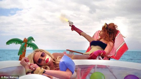 Một cảnh có trong MV gây tranh cãi của Rihanna