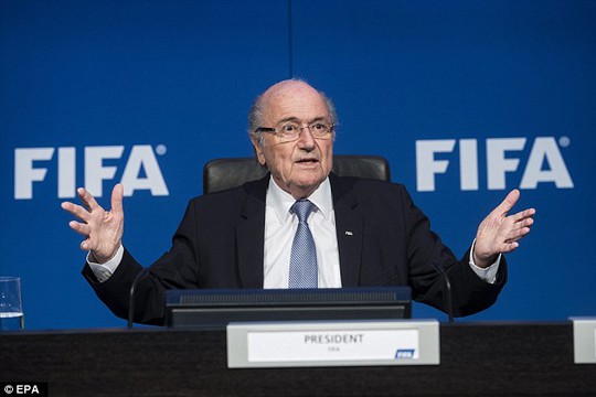 Ông Sepp Blatter không hiểu chuyện gì đã xảy ra