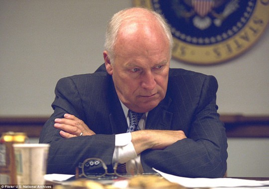 Những hình ảnh chưa từng được công bố đã nắm bắt được khoảnh khắc ông Cheney phản ứng trước cuộc tấn công. Hình bên trái, vị phó tổng thống vò đầu, hình bên phải ông gọi điện thoại trong tình trạng căng thẳng.