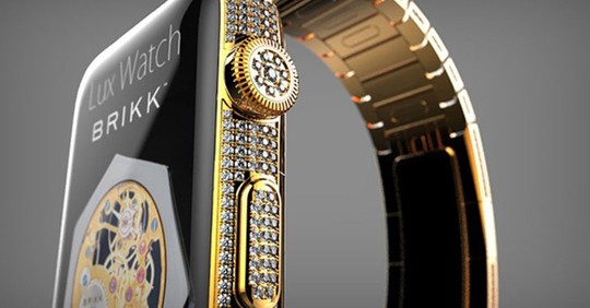 Với lượng kim cương 12 carat đính trên thân và dây đeo, Lux Watch Omni của Briik có giá bán hơn 2,4 tỉ đồng.