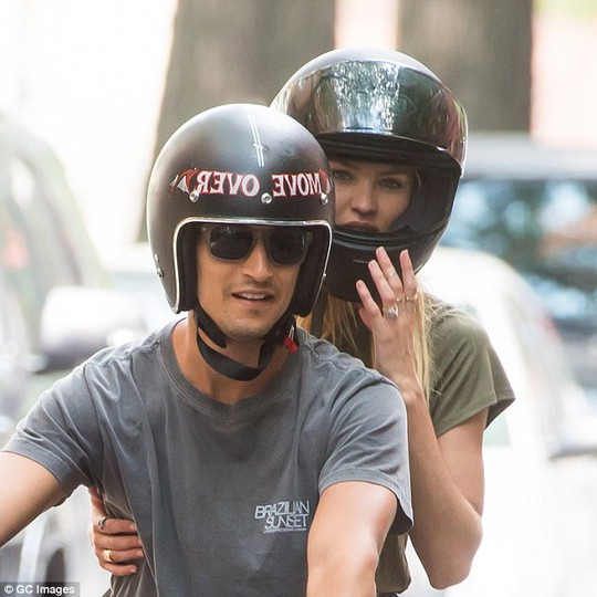 “Thiên thần” nội y Candice Swanepoel đính hôn người tình 10 năm