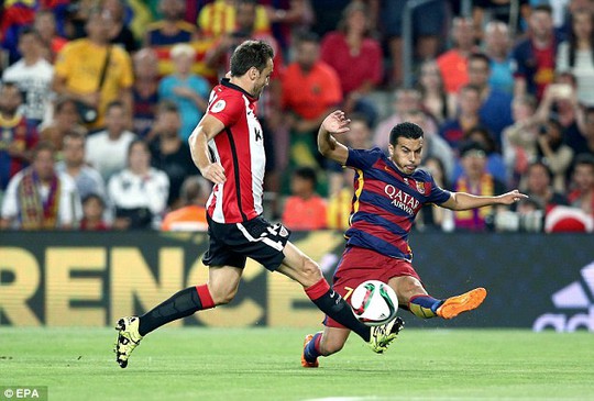 Pedro (phải) không còn hạnh phúc với Barcelona