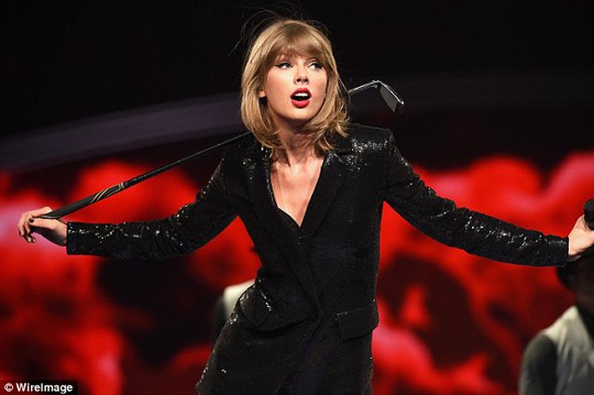 Taylor Swift từ bỏ sô diễn thù lao cao vì con đỡ đầu