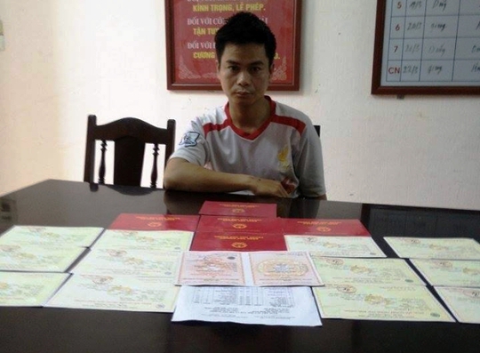 Người đàn ông buôn bằng giả và tang vật bị công an tịch thu