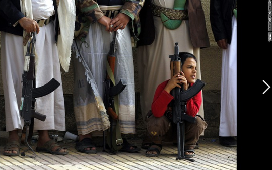 Trẻ em cũng phải cầm súng ở thủ đô Sanaa - Yemen để chống lại phiến quân Houthi. Ảnh: EPA