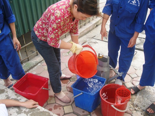Người dân đang múc nước tại bể chứa Người dân đang múc nước tại bể chứa