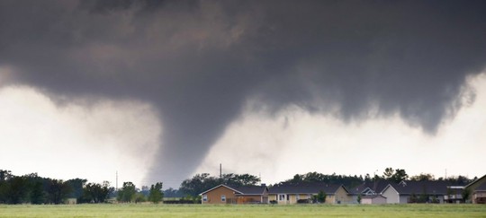 Một cơn lốc xoáy gần bang Kansas. Ảnh: AP