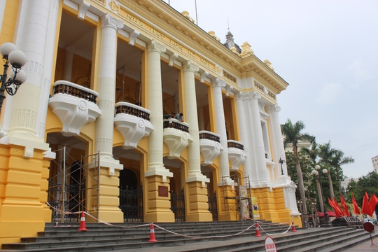 Màu vàng quá sặc sỡ khiến không ít người dân bất ngờ với công trình kiến trúc cổ kính Màu vàng quá sặc sỡ khiến không ít người dân bất ngờ với công trình kiến trúc cổ kính