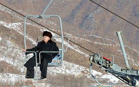Lãnh đạo Triều Tiên thăm khu trượt tuyết đèo Masik năm 2013. Ảnh: EPA