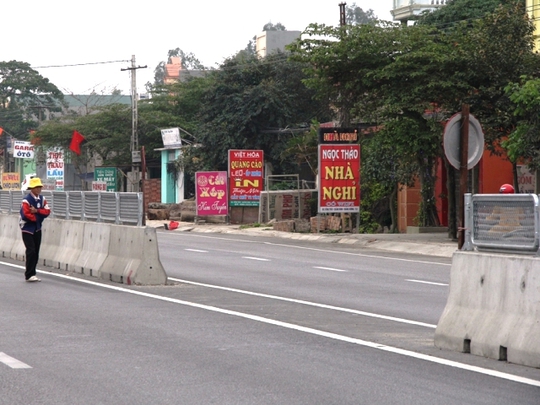 Người dân tháo dỡ dải phân cách mở lối đi riêng và chế mâm nhôm làm biển báo trên Quốc lộ 1A qua Thanh Hóa Người dân tháo dỡ dải phân cách mở lối đi riêng và chế mâm nhôm làm biển báo trên Quốc lộ 1A qua Thanh Hóa