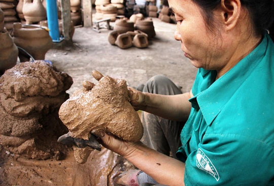 Các nghệ nhân dùng sáp và đất sét để tạo khuôn cho các sản phẩm