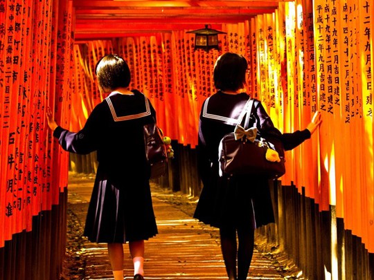 Những cây cổng đỏ rực rỡ trải dọc con đường dài 4 km dẫn lên đền Fushimi Inari Taisha thờ thần Inari. Inari được coi là vị thần bảo trợ kinh doanh, nên mỗi cổng đều do một doanh nghiệp cúng dường.