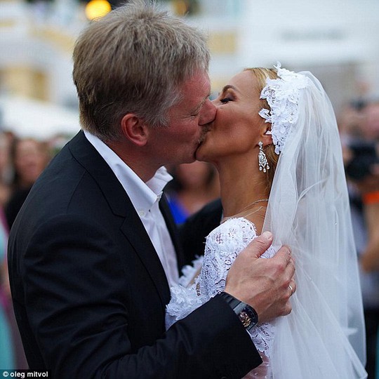 Ông Peskov và bà Navka hôn nhau sau khi thành vợ chồng. Ảnh: Instagram