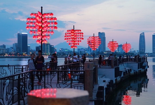 Công trình này lấy ý tưởng từ những cầu khóa tình yêu nổi tiếng như Pont des Arts (Pháp), Hohenzollern (Đức), Milvio (Italy)...