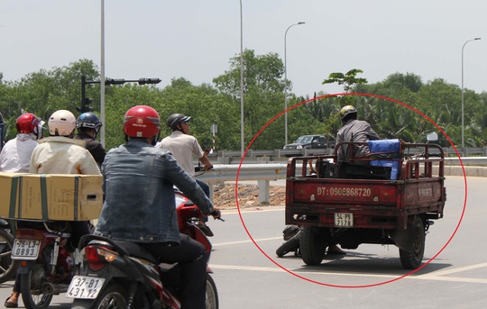 Chỉ ít phút tác nghiệp tại đây, phóng viên Báo Người Lao Động đã chứng kiến cảnh va quẹt giữa xe ba gác và xe máy, rất may là không có ai bị thương