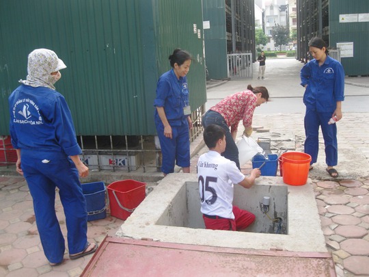 Các công nhân vệ sinh phải lấy nước chiều hôm nay để dự trữ nước cho ngày mai Các công nhân vệ sinh phải lấy nước chiều hôm nay để dự trữ nước cho ngày mai