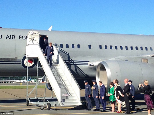 Thủ tướng New Zealand John Key và phu nhân cùng thị trưởng TP Wellington, Celia Wade-Brown, chào đón hoàng tử Harry tại sân bay. Ảnh: AAP