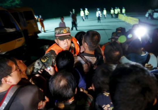 Thân nhân hành khách đụng độ với lực lượng an ninh. Ảnh: Reuters
