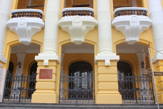 Mặt tiền của ngôi nhà màu sắc quá sặc sỡ nhiều người cho rằng không nên làm như thế một di tích tầm cỡ cấp quốc gia Mặt tiền của ngôi nhà màu sắc quá sặc sỡ nhiều người cho rằng không nên làm như thế một di tích tầm cỡ cấp quốc gia