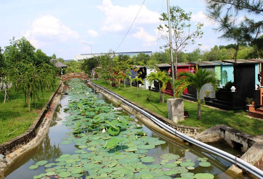 Một góc nghĩa trang được chăm sóc sạng sẽ, sang trọng.