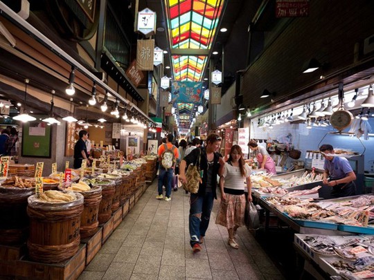 Khu chợ Nishiki 400 năm tuổi có trên 100 cửa hàng và quán ăn. Đây thực sự là một kho báu ẩm thực với những món đặc sản hiếm có.