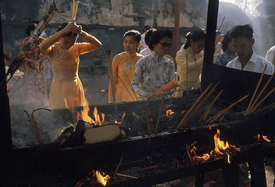 Những người phụ nữ làm lễ bên một lư hương nghi ngút khói ở Lăng Ông Bà Chiểu, Bình Thạnh ngày nay.