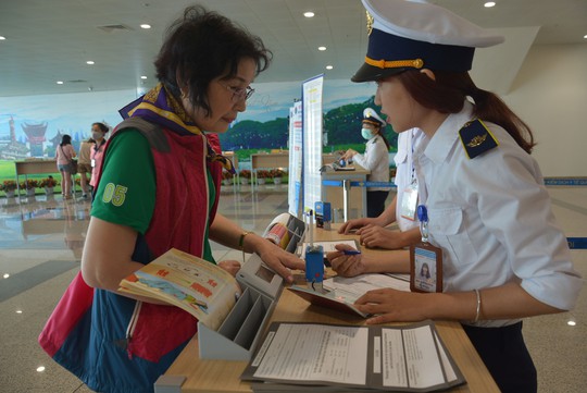 Hành khách đến từ Hàn Quốc khai báo y tế tại Sân bay quốc tế Nội Bài, Hà Nội